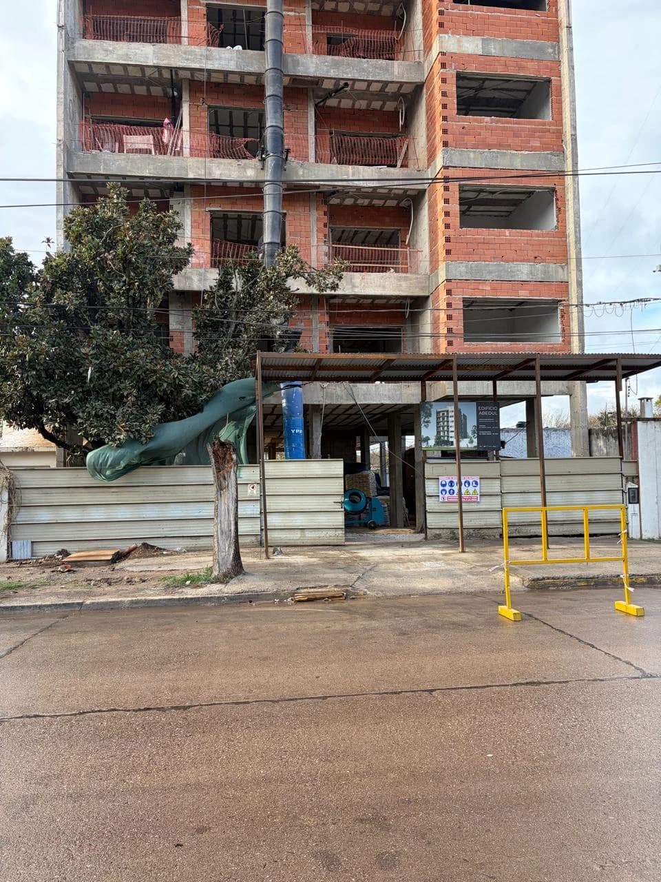 Fachada del edificio General Deheza en construcción