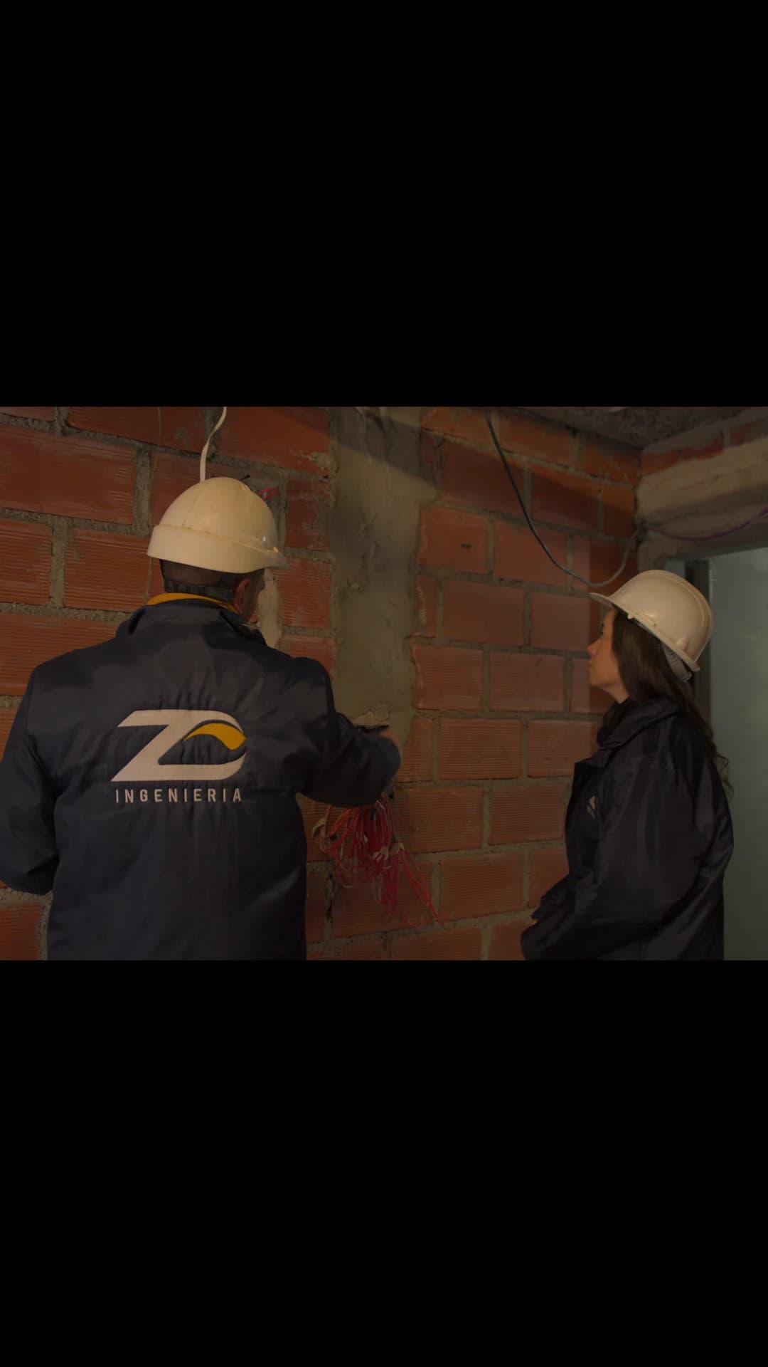 Equipo de ZC realizando trabajos de instalación y cableado en el edificio P24