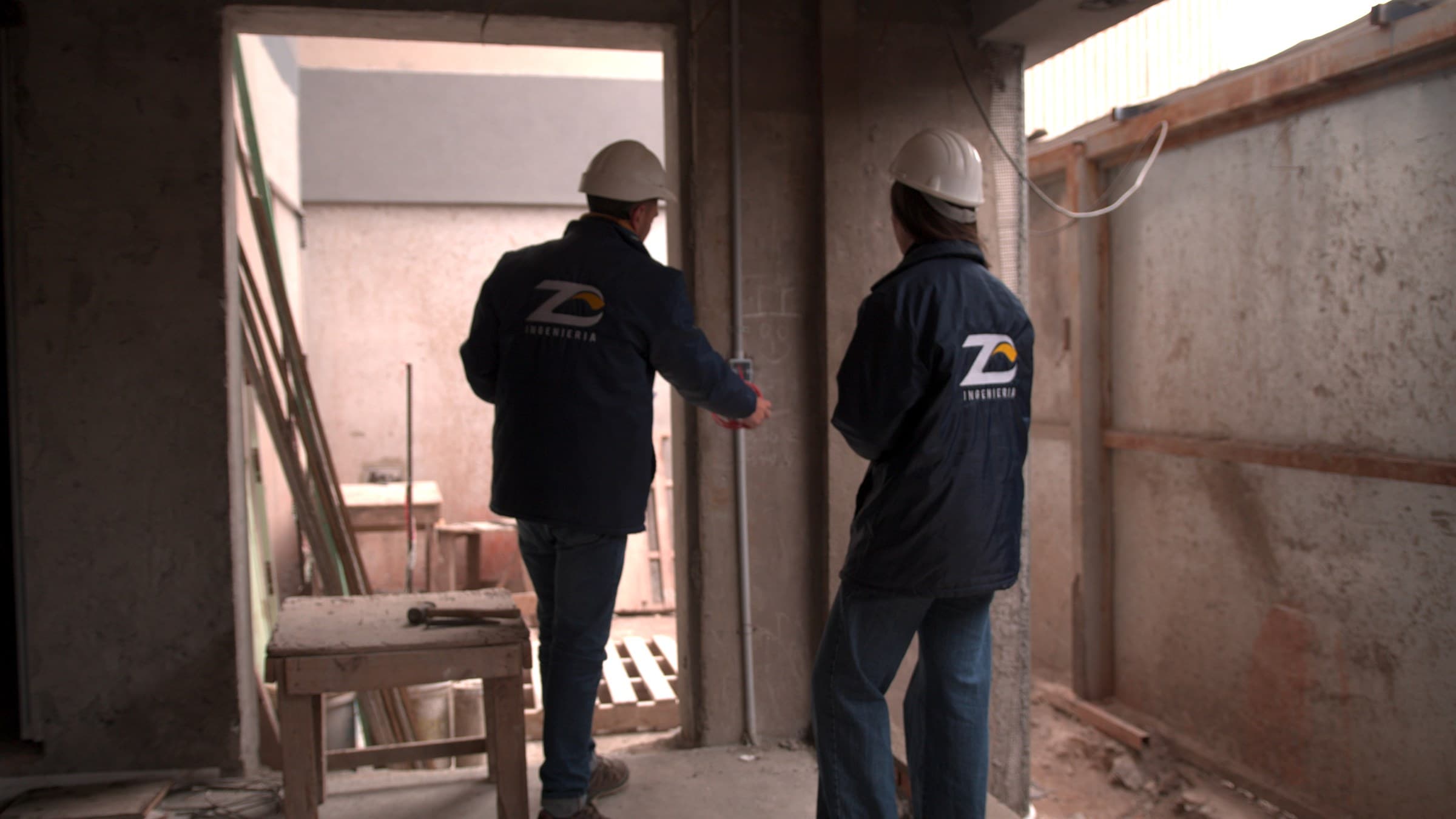 Equipo de ZC Seguridad realizando una instalación en obra